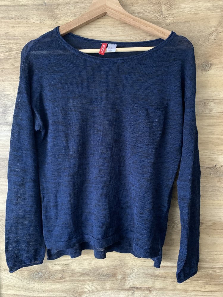 Schöner blauer dünner Pullover