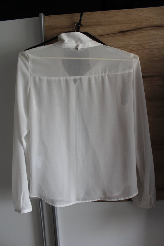 Bluse weiß aus durchsichtigem Stoff mit schwarzer Schleife