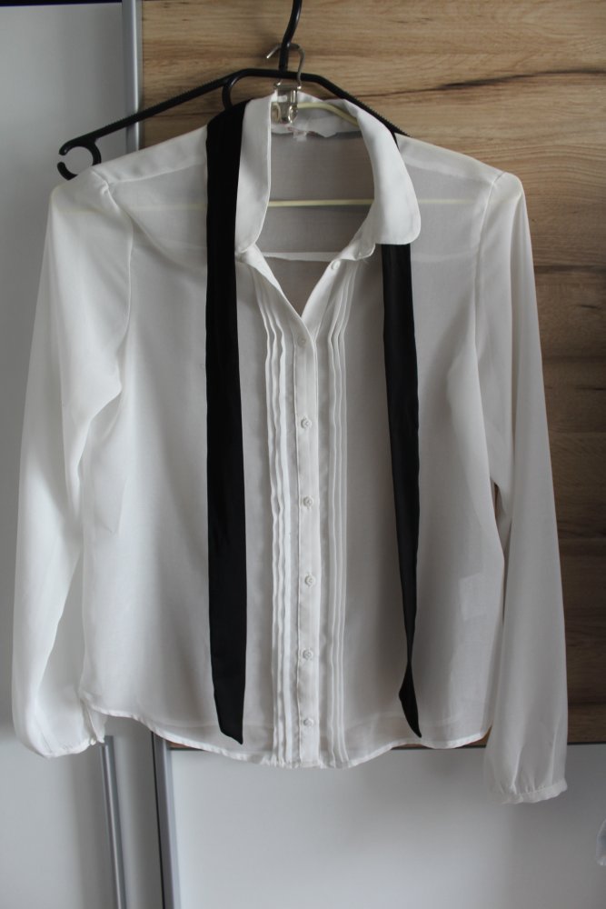 Bluse weiß aus durchsichtigem Stoff mit schwarzer Schleife