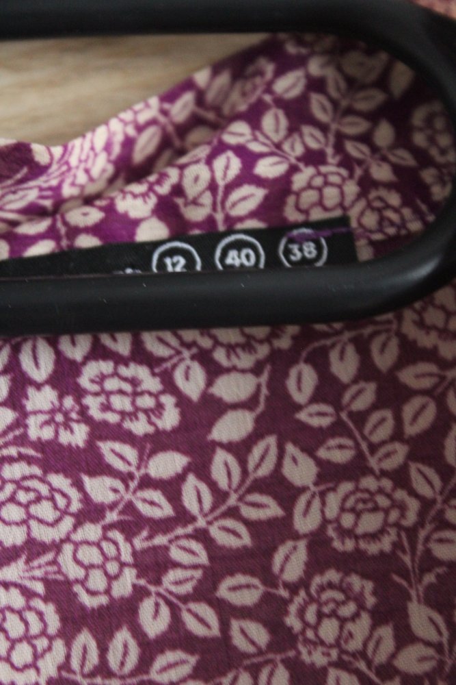 Bluse dunkelrot mit Blumenmuster