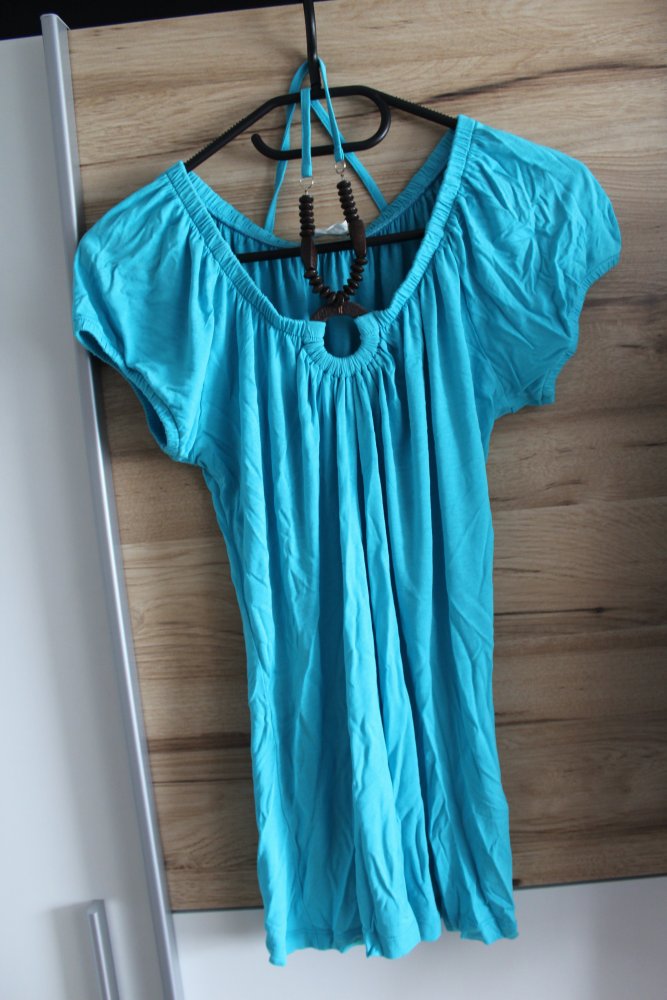 Türkises T Shirt mit Bändern 