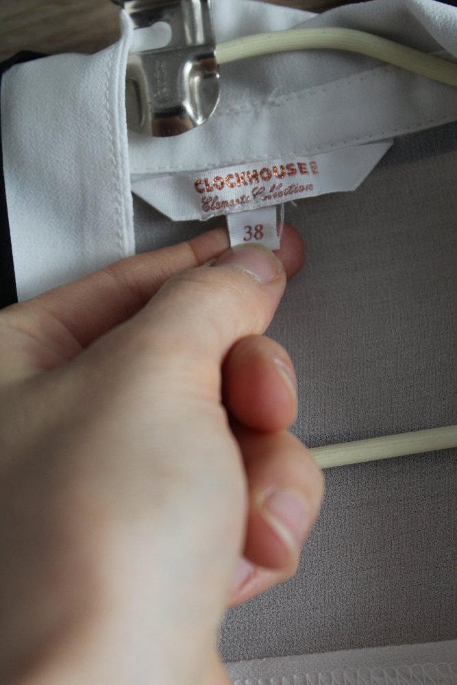 Bluse weiß aus durchsichtigem Stoff mit schwarzer Schleife