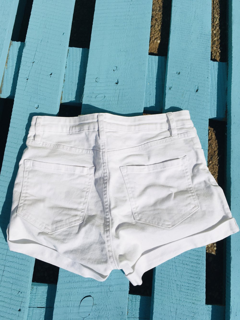 Kurze Jeansshorts / weiße Hotpant