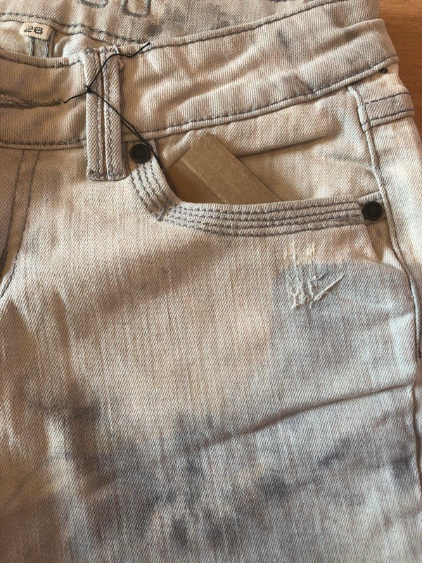 weiße Jeans mit Batik Look