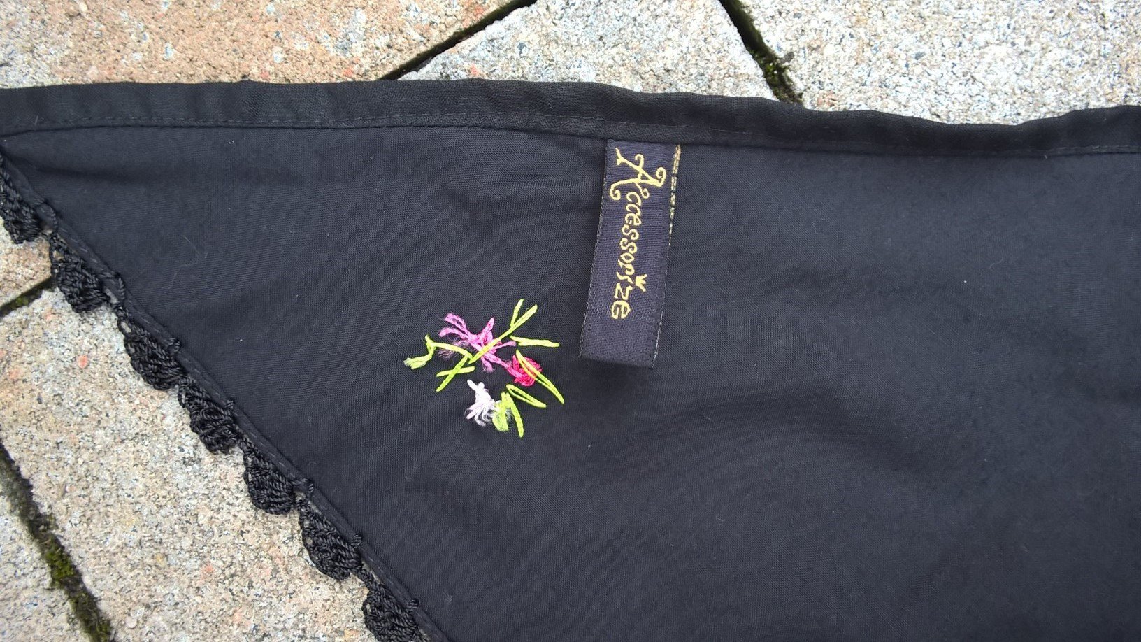 TUCH SCHAL von ACCESSORIZE in schwarz bestickt pink & weiß Rosen z.B. für Dirndl Tracht