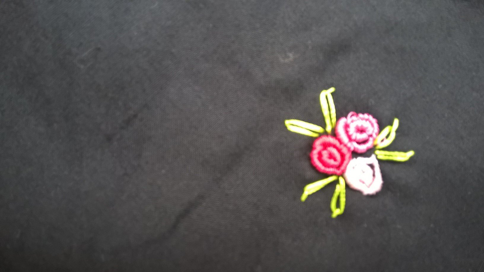 TUCH SCHAL von ACCESSORIZE in schwarz bestickt pink & weiß Rosen z.B. für Dirndl Tracht