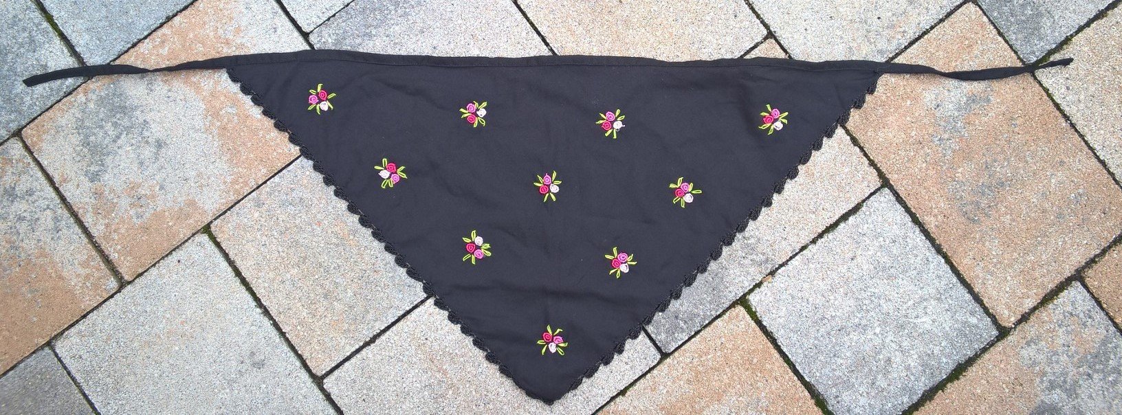 TUCH SCHAL von ACCESSORIZE in schwarz bestickt pink & weiß Rosen z.B. für Dirndl Tracht