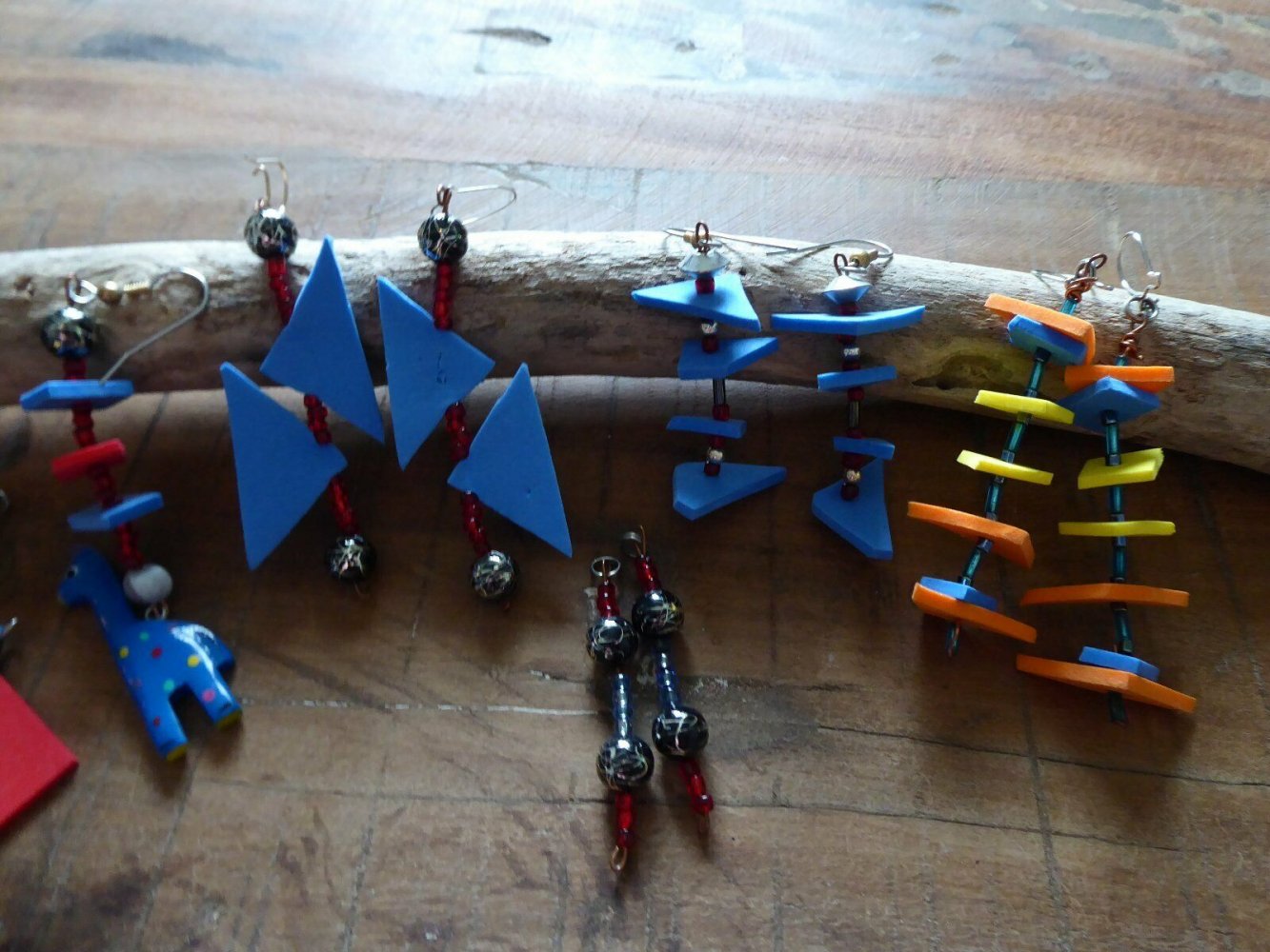 Konvolut Modeschmuck aus Moosgummi, handgefertigt, Broschen, Ohrhänger