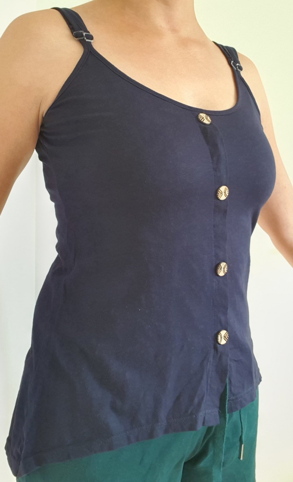 Marineblaues Oberteil mit Holzknöpfen & Spaghettiträgern