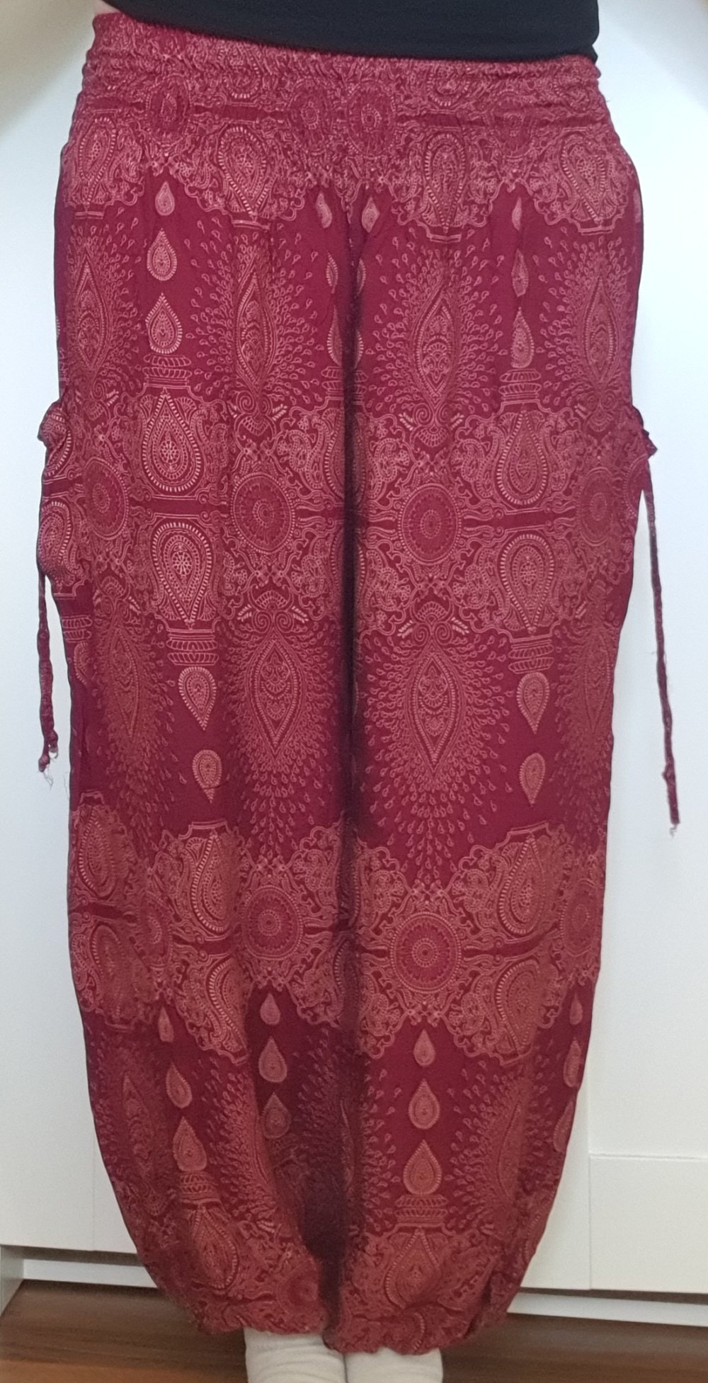 Rote Pluderhose mit gelbem Muster