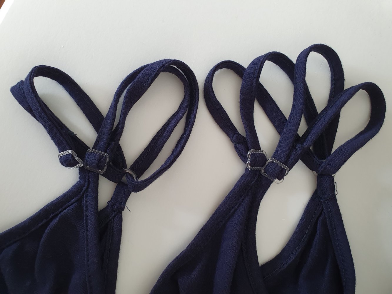 Marineblaues Oberteil mit Holzknöpfen & Spaghettiträgern