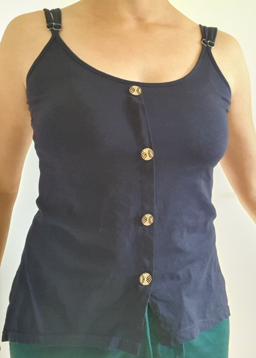 Marineblaues Oberteil mit Holzknöpfen & Spaghettiträgern