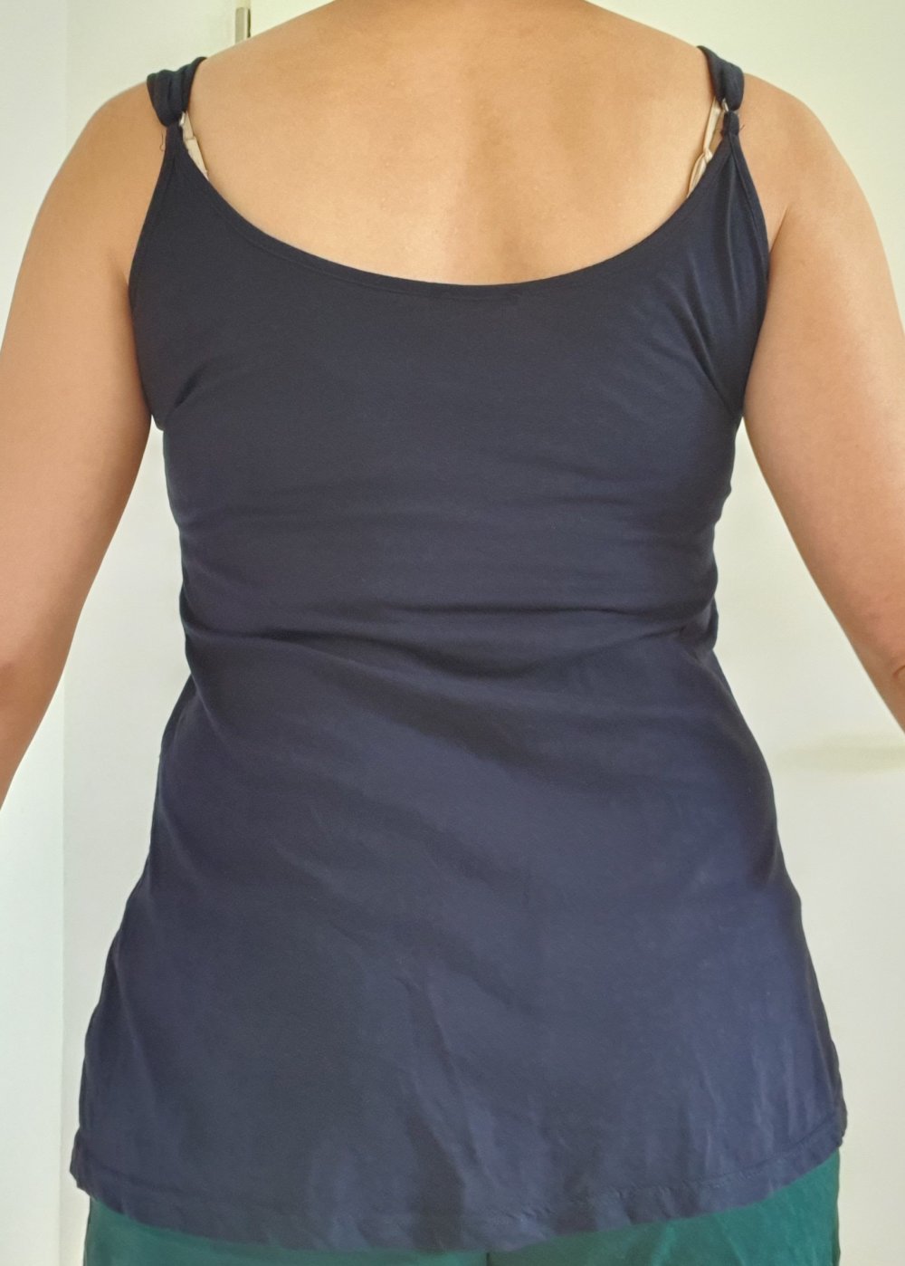 Marineblaues Oberteil mit Holzknöpfen & Spaghettiträgern