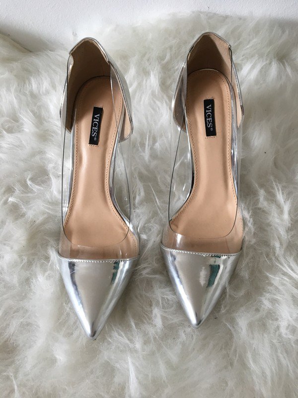 OUTLET Silber glänzende Pumps an einem Prisca-Absatz - Schuhe