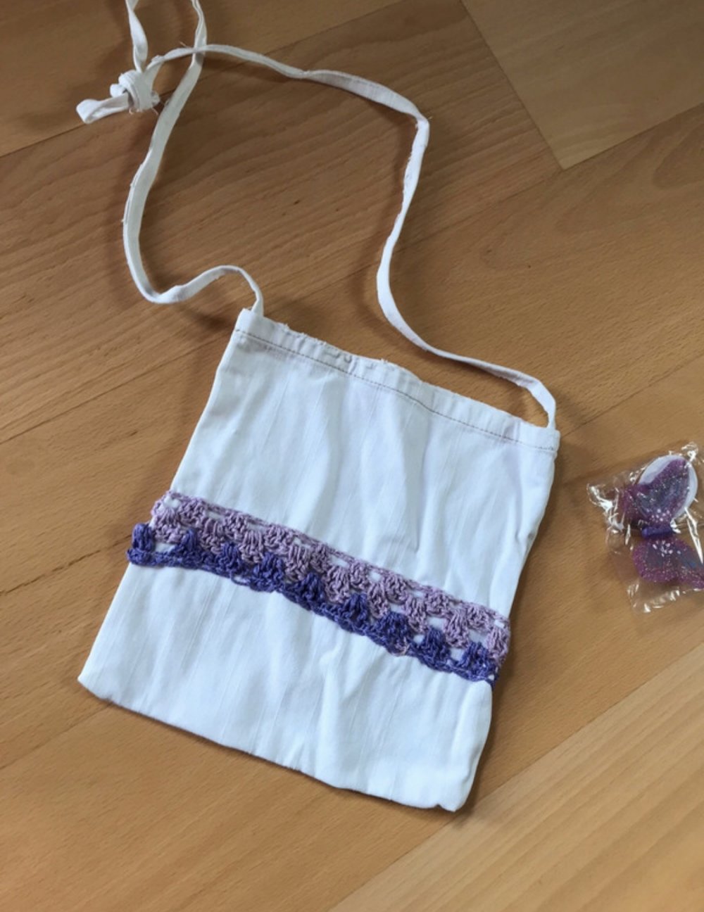 Jeanstasche Beutel Tasche Upcycling Unikat Makramee Flieder Papillon Handknitted Unikat Folklore Hippiemode 