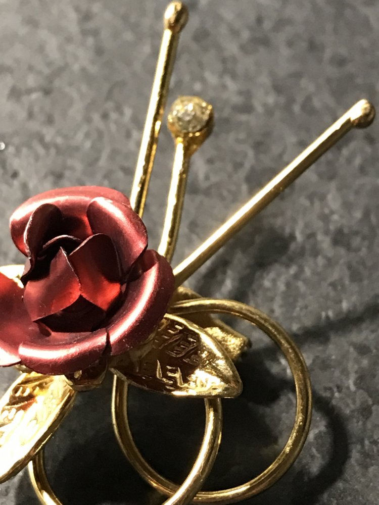 Brosche Anstecknadel Tracht Pin Rose Vintagelover Needle Modeschmuck filigran 80s Retro Ewige Liebe Hochzeitsschmuck Jubiläum red Roses Blumenzweig