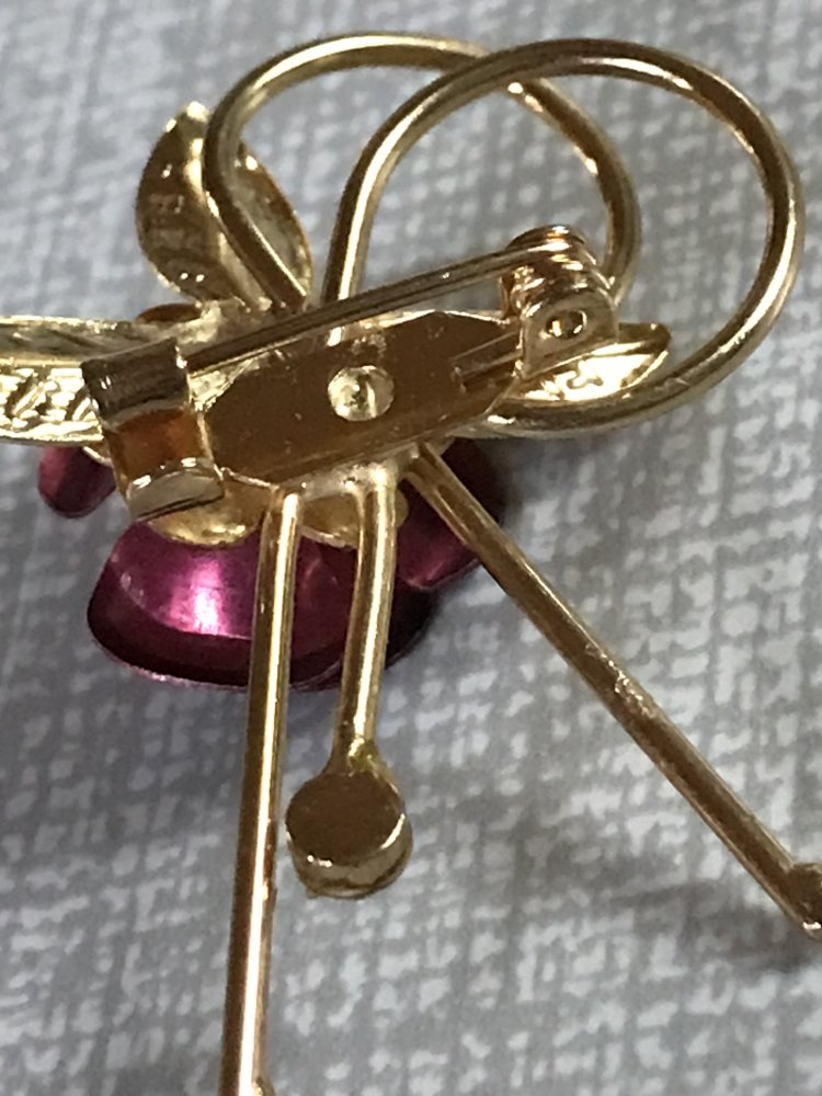 Brosche Anstecknadel Tracht Pin Rose Vintagelover Needle Modeschmuck filigran 80s Retro Ewige Liebe Hochzeitsschmuck Jubiläum red Roses Blumenzweig