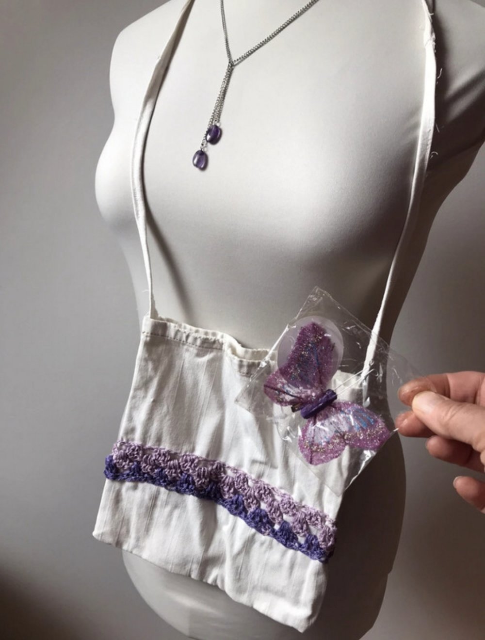 Jeanstasche Beutel Tasche Upcycling Unikat Makramee Flieder Papillon Handknitted Unikat Folklore Hippiemode 