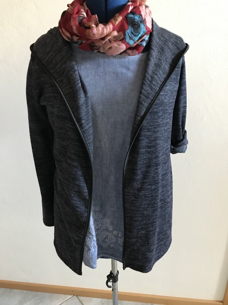 Kapuzenjacke Strickcardigan Manteljacke Kimonojacke Kapuzenshirt Weste Melange dunkelblau Italy Größe L Cardigan offen 