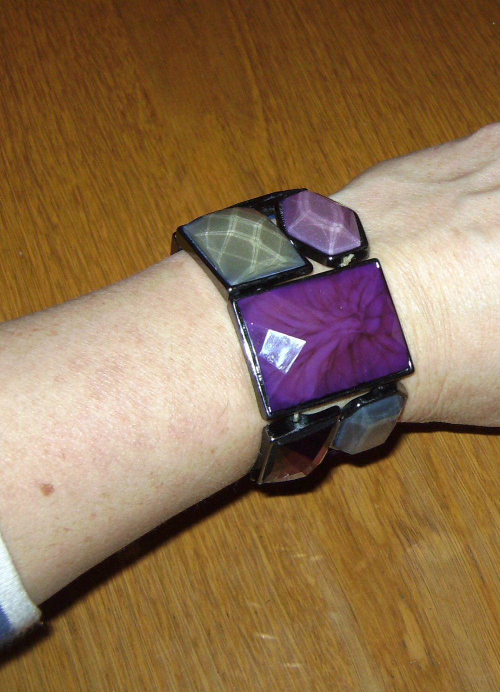 Armband elastisch, Armreif Modeschmuck, Statementkette bunt, Fliederfarben, Gummiband breit, schimmernd, unisize Kunstoff