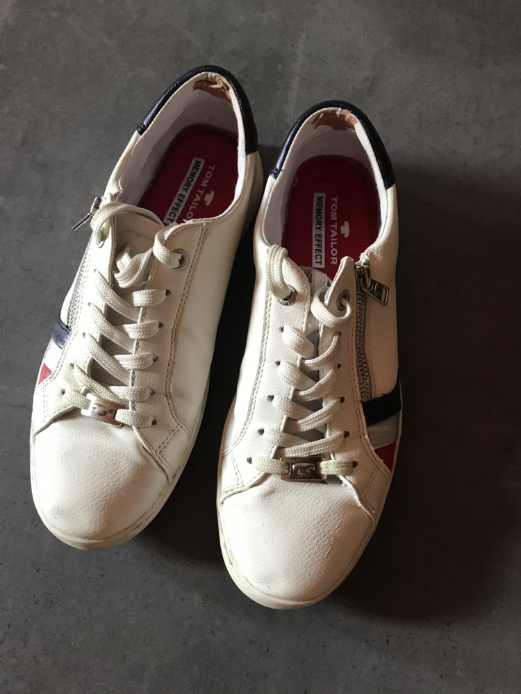 Schuhe Tom Tailor 41 Sneaker Schnürschuh flach Turnschuh flach Kunstleder Weiß Italy Design  sportiv Casual Classic Usedlook lesen!