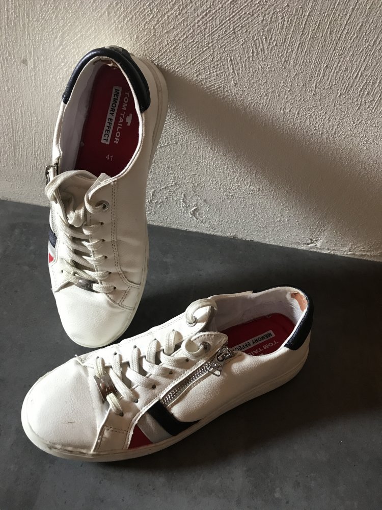 Schuhe Tom Tailor 41 Sneaker Schnürschuh flach Turnschuh flach Kunstleder Weiß Italy Design  sportiv Casual Classic Usedlook lesen!