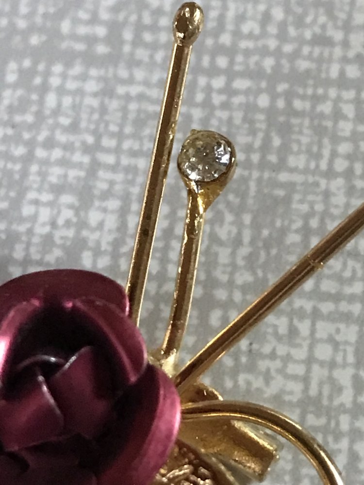 Brosche Anstecknadel Tracht Pin Rose Vintagelover Needle Modeschmuck filigran 80s Retro Ewige Liebe Hochzeitsschmuck Jubiläum red Roses Blumenzweig