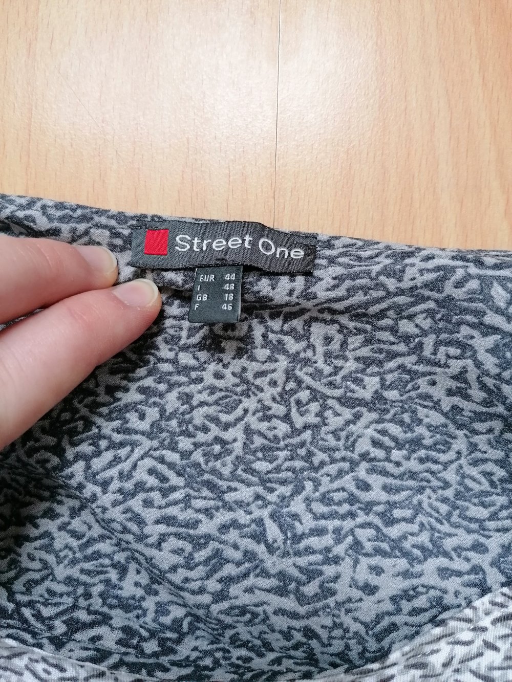 Oberteil Shirt Top von Street one Gr. 44 selten getragen weiß grau