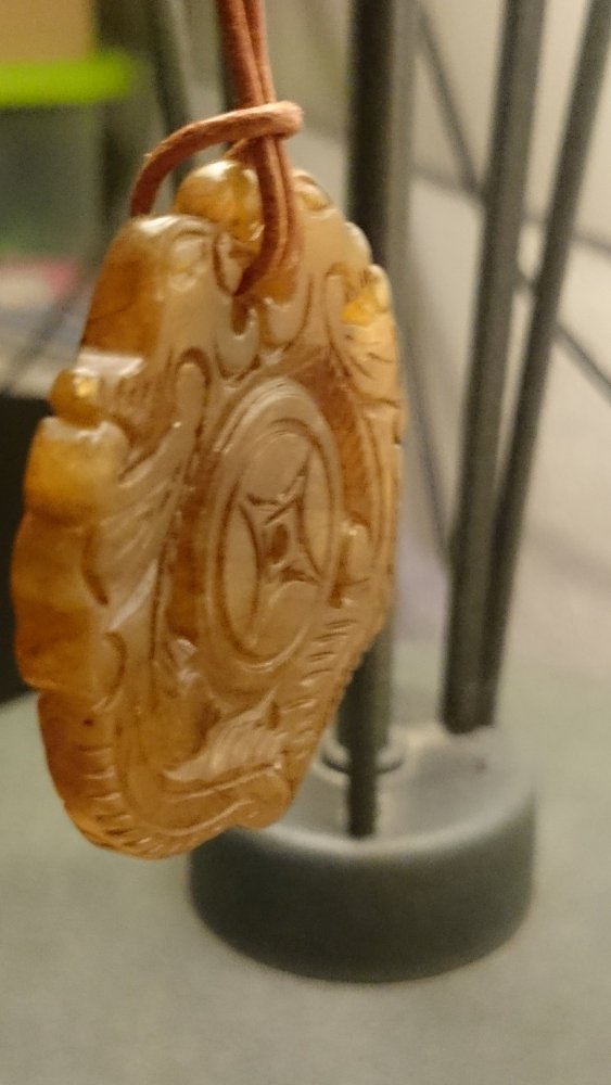 Jade Anhänger geschnitzt, Amulett groß, mit Lederkette 