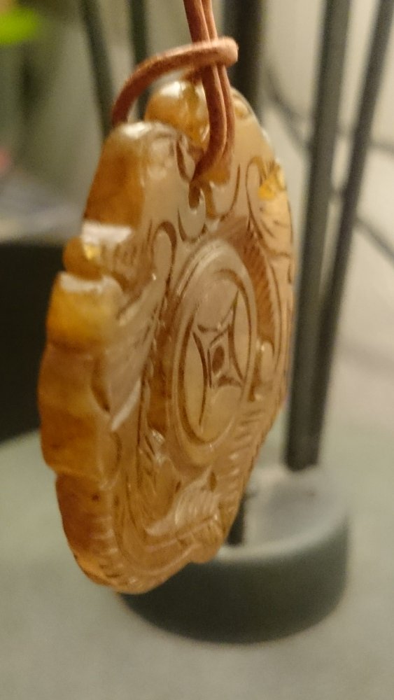 Jade Anhänger geschnitzt, Amulett groß, mit Lederkette 