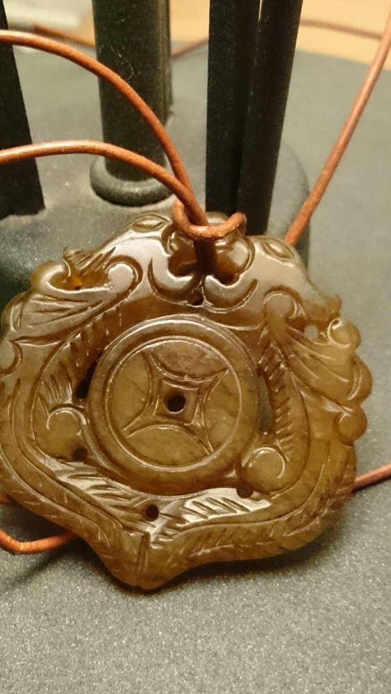 Jade Anhänger geschnitzt, Amulett groß, mit Lederkette 