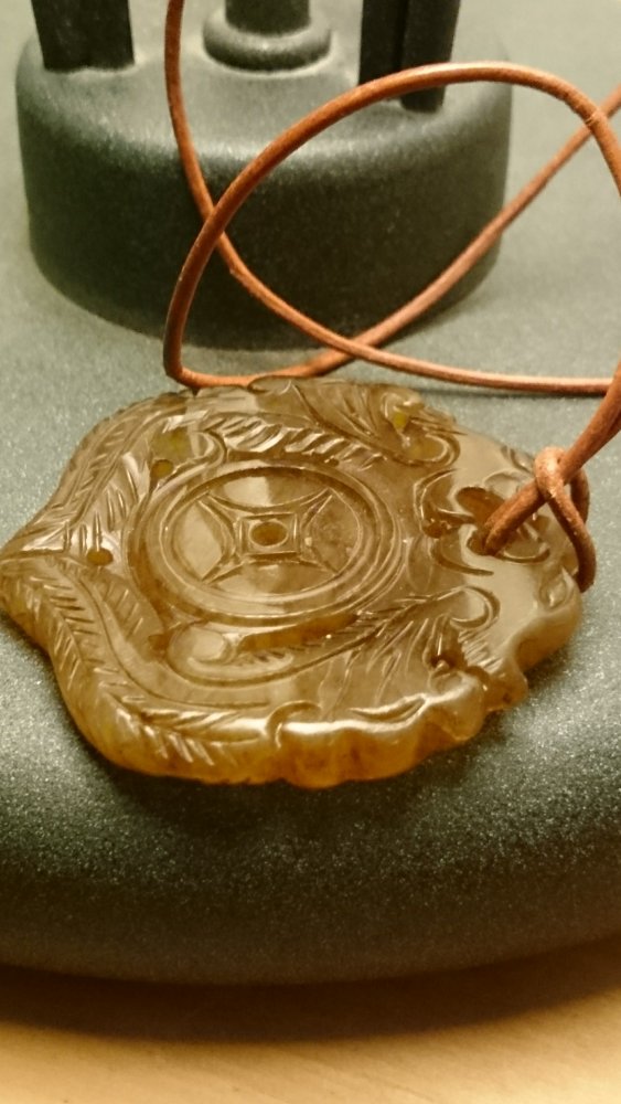 Jade Anhänger geschnitzt, Amulett groß, mit Lederkette 