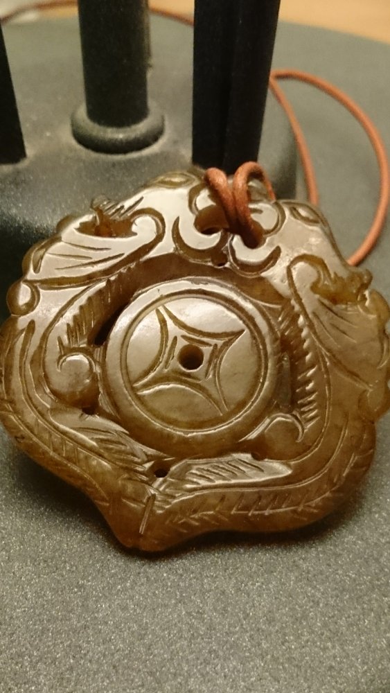 Jade Anhänger geschnitzt, Amulett groß, mit Lederkette 