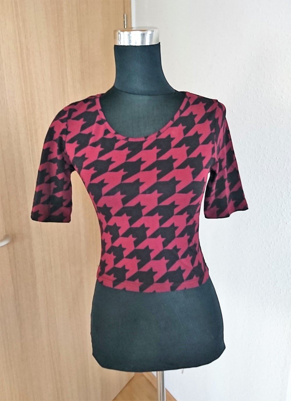 Rot-schwarzes Croptop