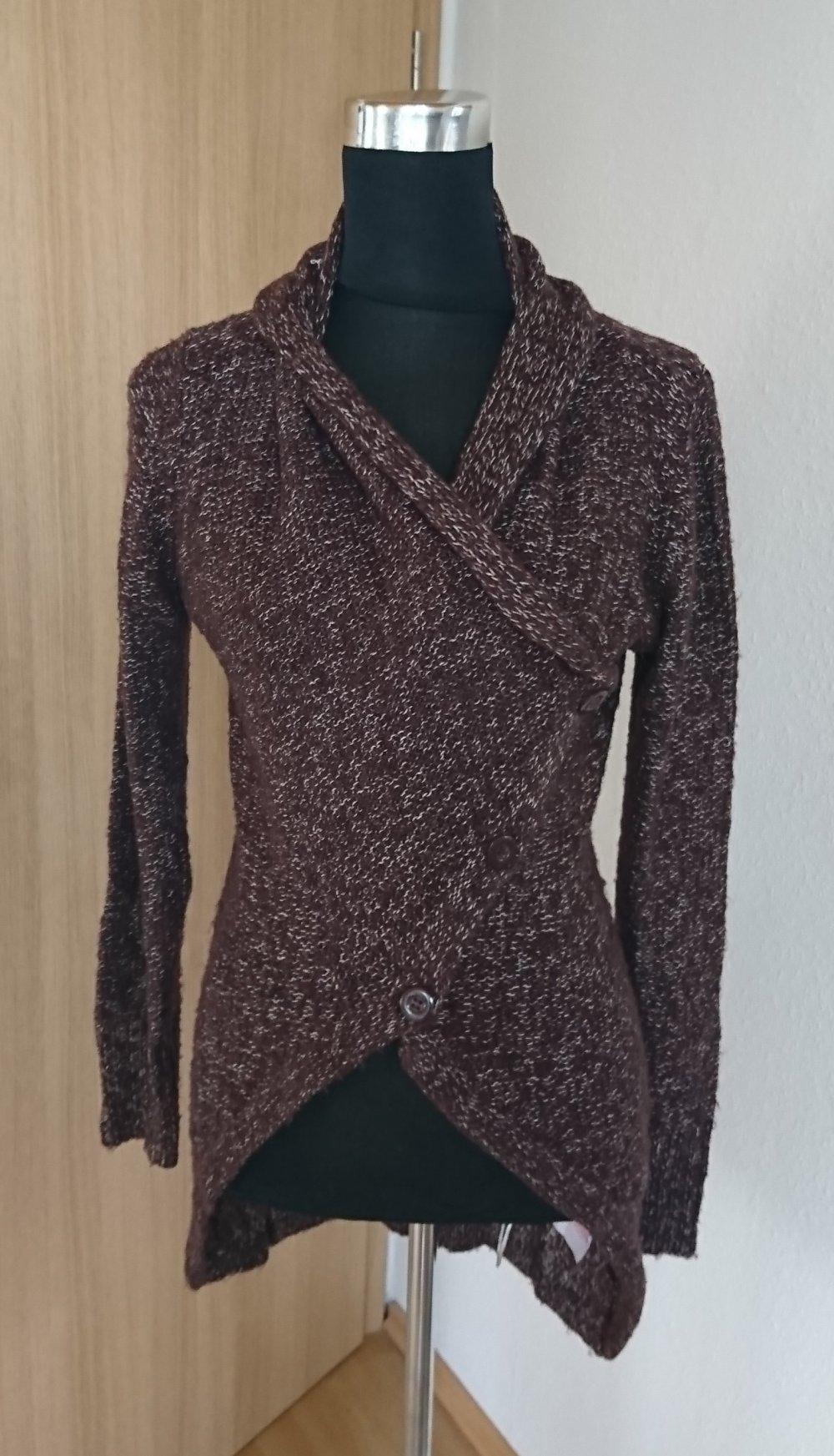 Bordeauxrote Strickjacke