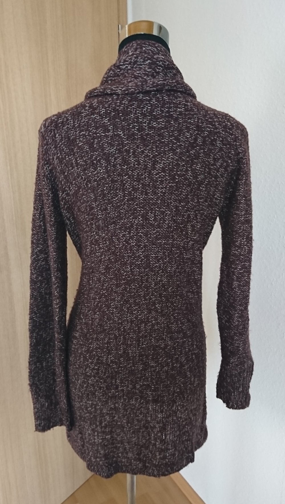 Bordeauxrote Strickjacke