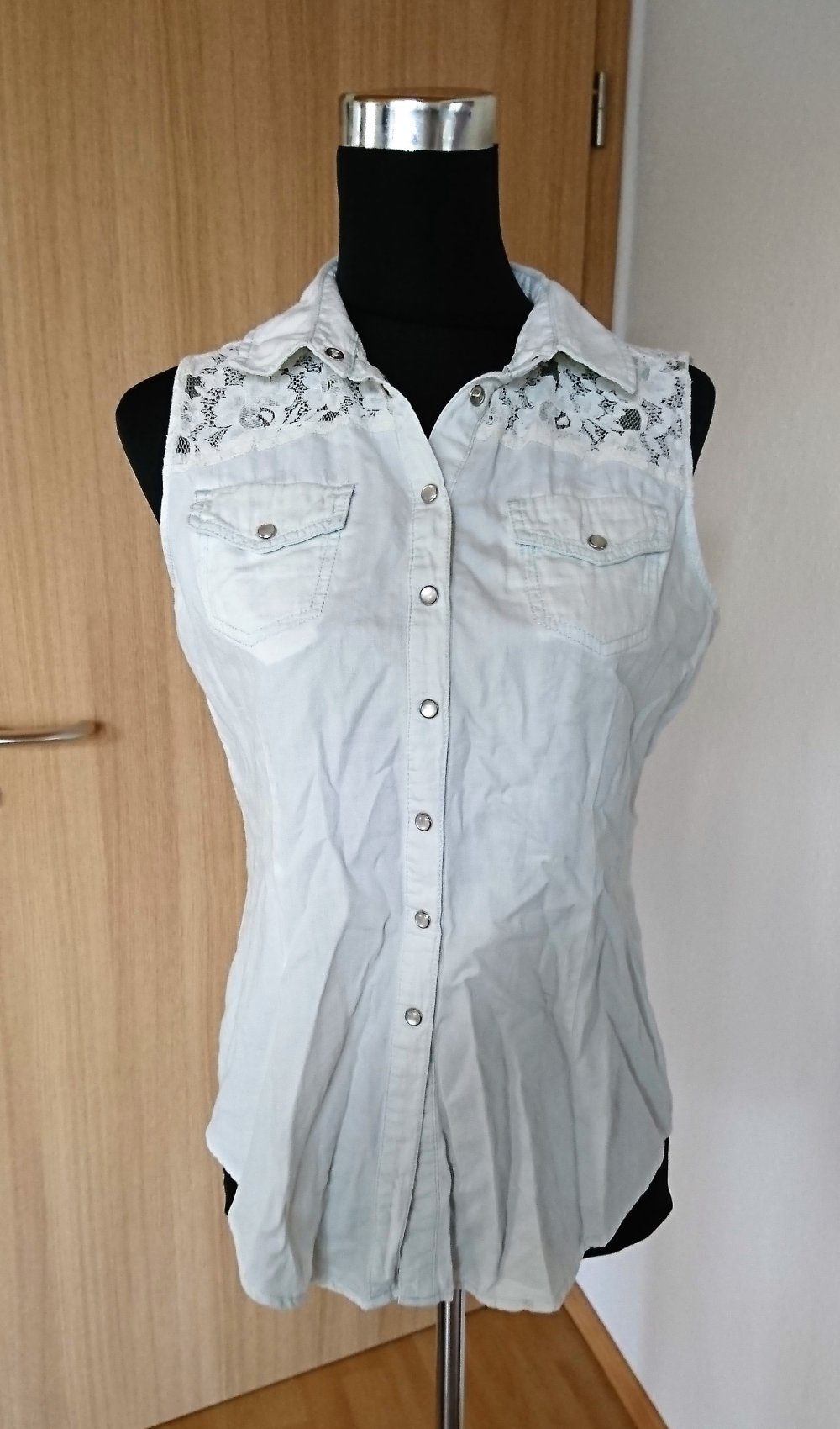 Weiße Bluse mit Spitze