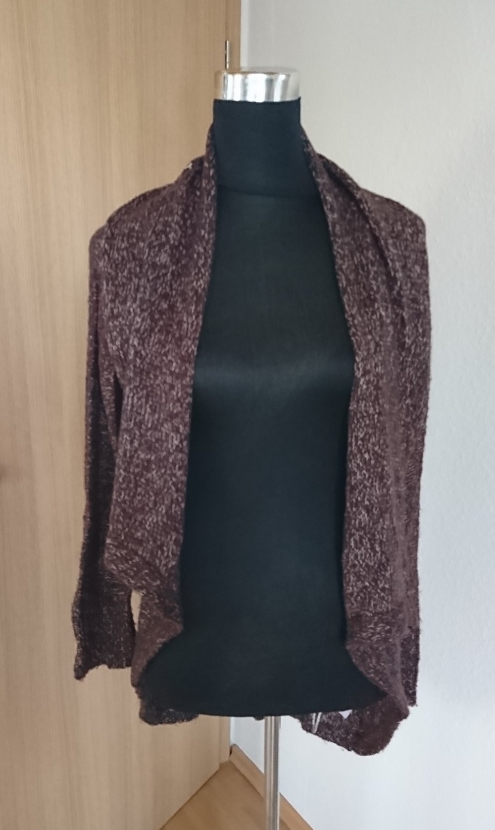 Bordeauxrote Strickjacke
