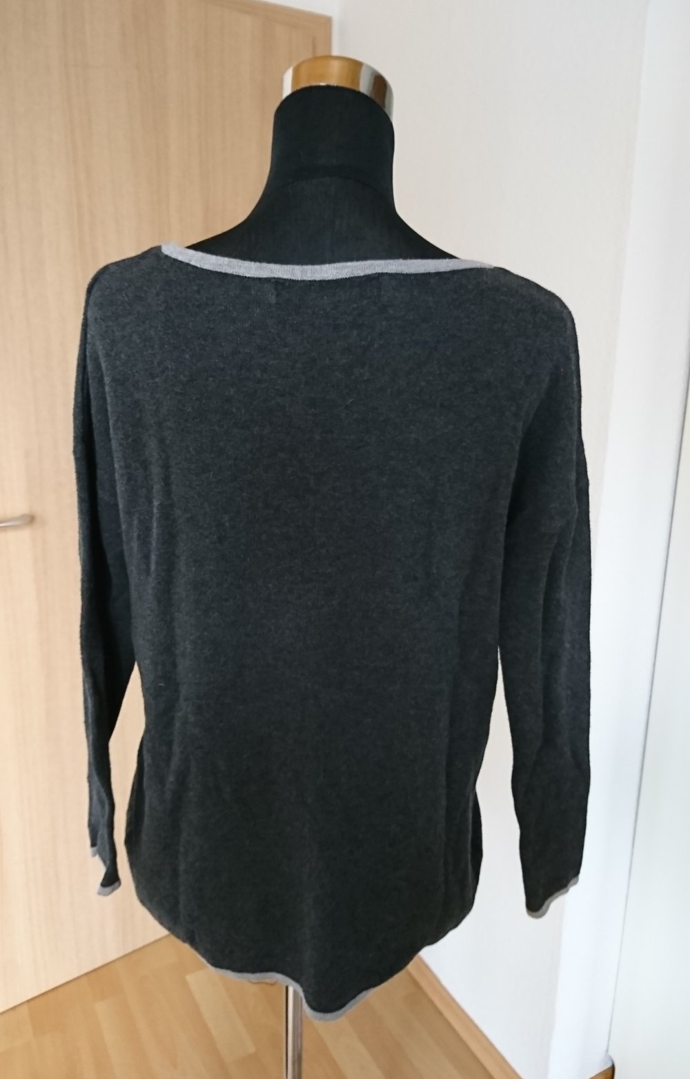 Grauer Pullover mit Motiv
