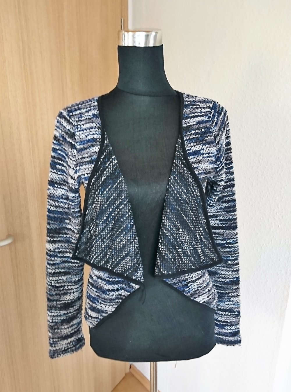 Blau-weiße Strickjacke