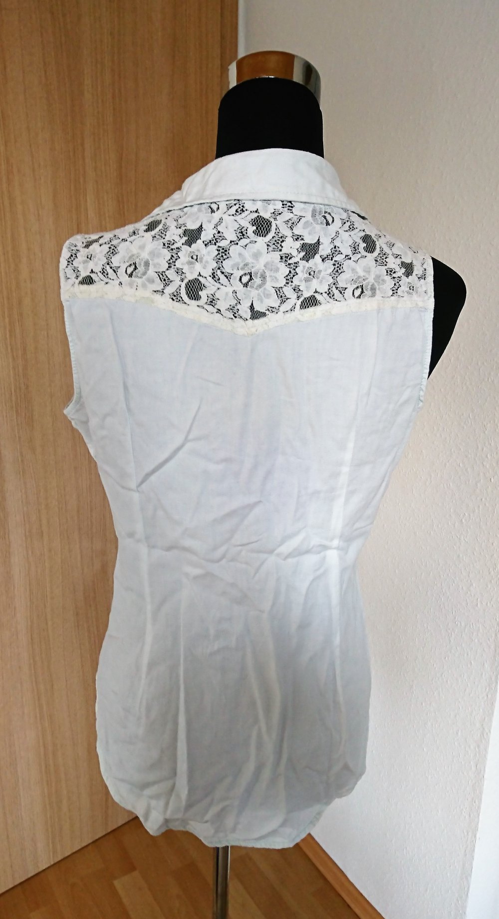 Weiße Bluse mit Spitze