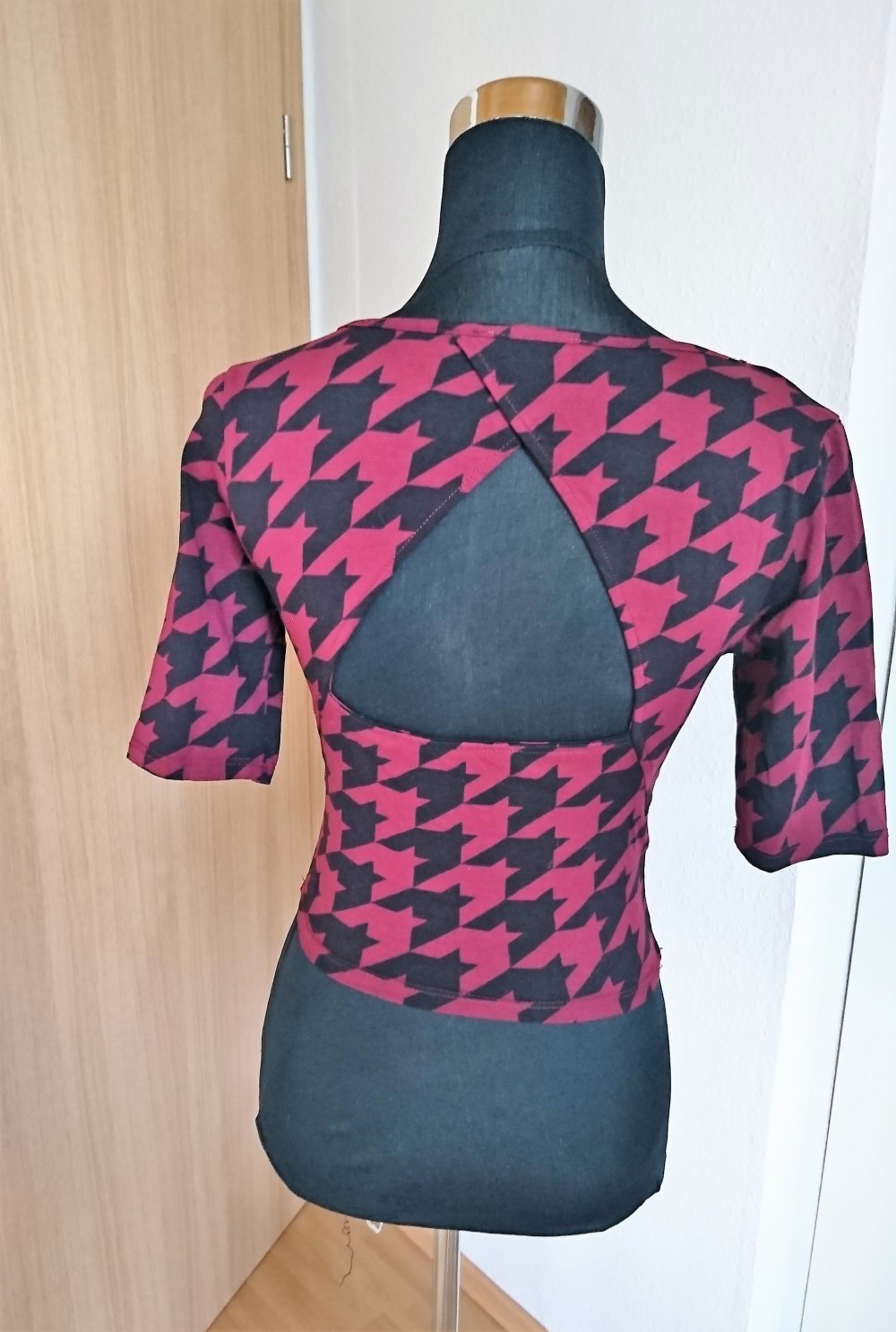 Rot-schwarzes Croptop