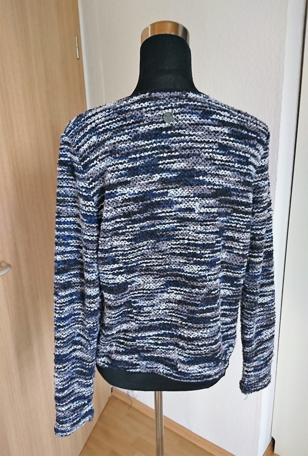 Blau-weiße Strickjacke