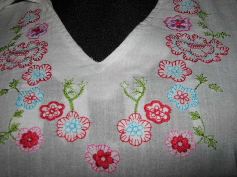 NEU * Original VINTAGE * DESIGNER * Blumen * Blüten * Flower- Power * Stickerei * Hippie * Festival * Goa * Gipsy * Tunika * Bluse * Gr. 36- 38/ S * weiß * bunt *