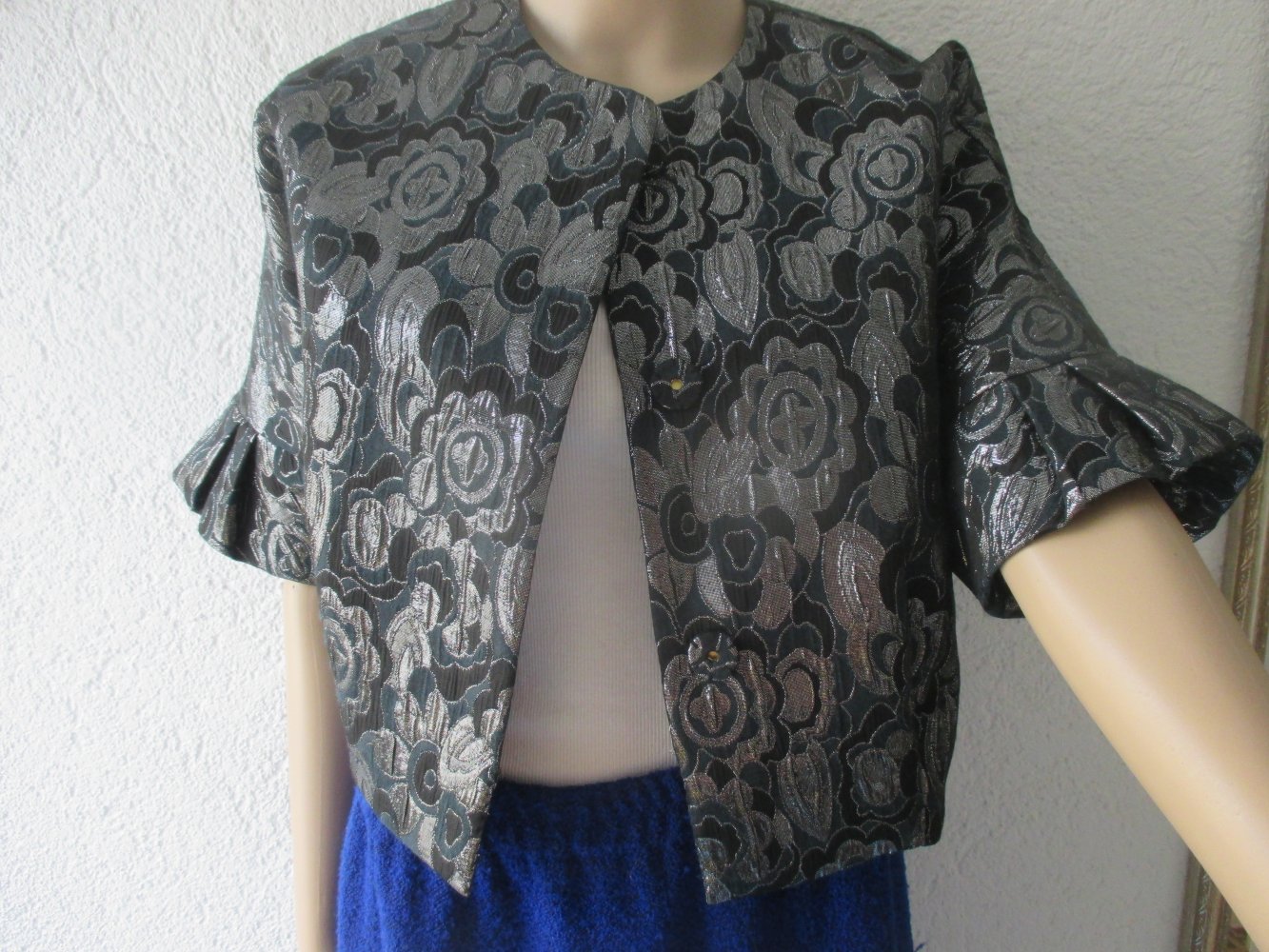 NEU mit Etikett * 50er Jahre Style * Glitzer- Brokat * Blumen * Blüten * Ornamente * Bolero * Kurz- Jacke 