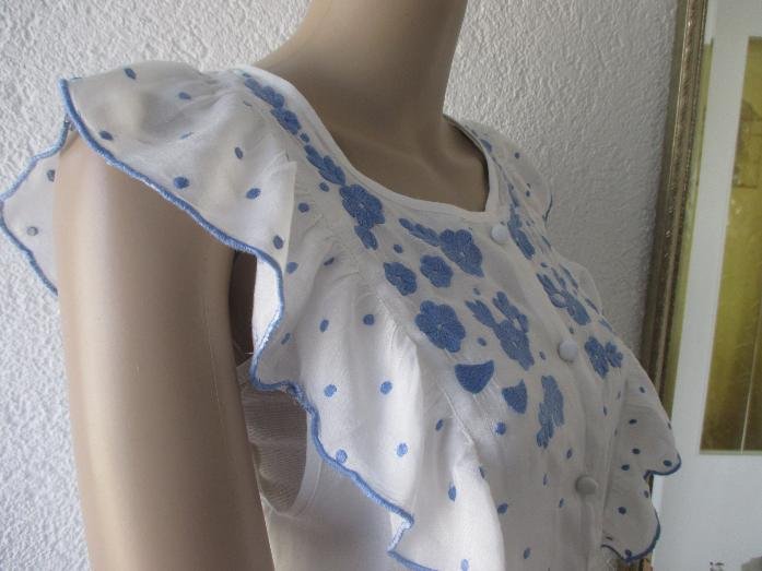 NEUw * Original VINTAGE * Blumen * Blüten * Flower Stickerei * Romantik * Festival * Hippie * Style * DESIGNER * Volant * Bluse Gr. 38- 40/ S- M * weiss * royal- mittel- blau *