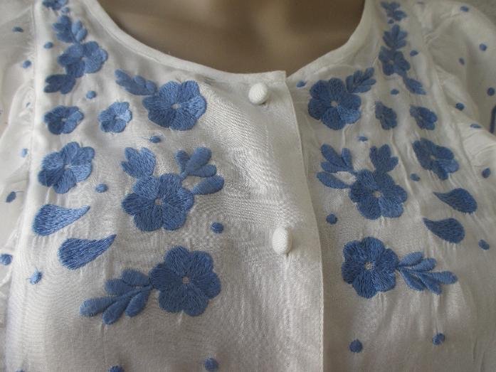 NEUw * Original VINTAGE * Blumen * Blüten * Flower Stickerei * Romantik * Festival * Hippie * Style * DESIGNER * Volant * Bluse Gr. 38- 40/ S- M * weiss * royal- mittel- blau *