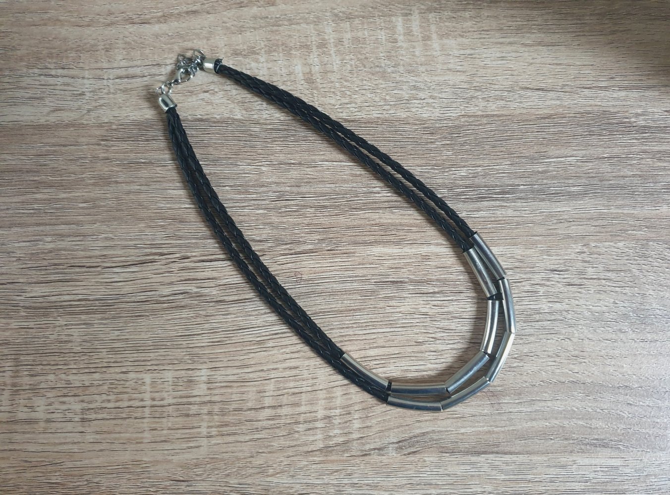 Schwarz-silberne Kette