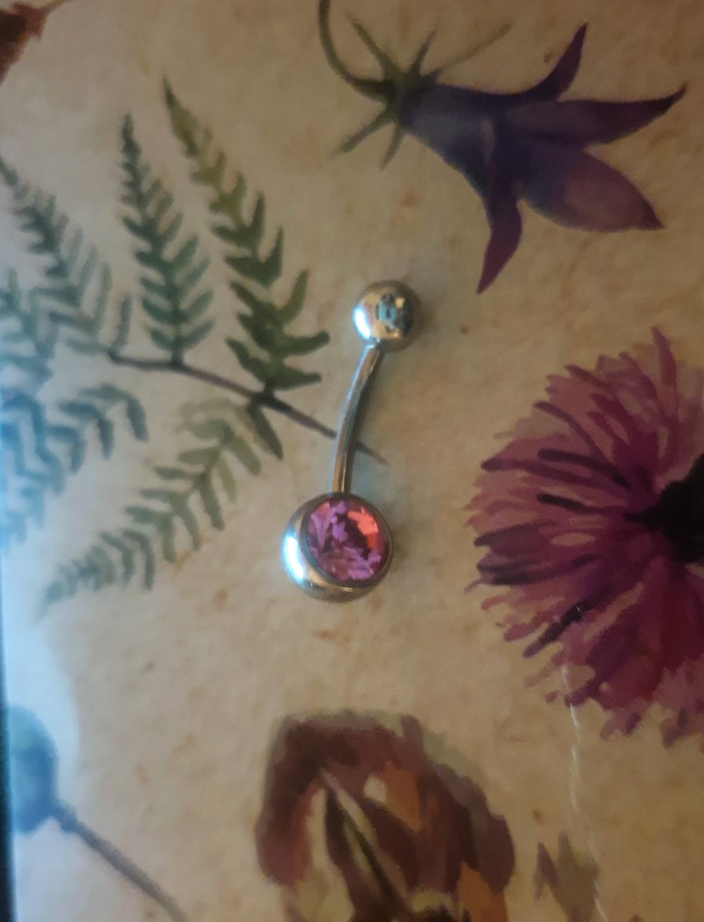 Bauchnabelpiercing mit Rosa Steinchen