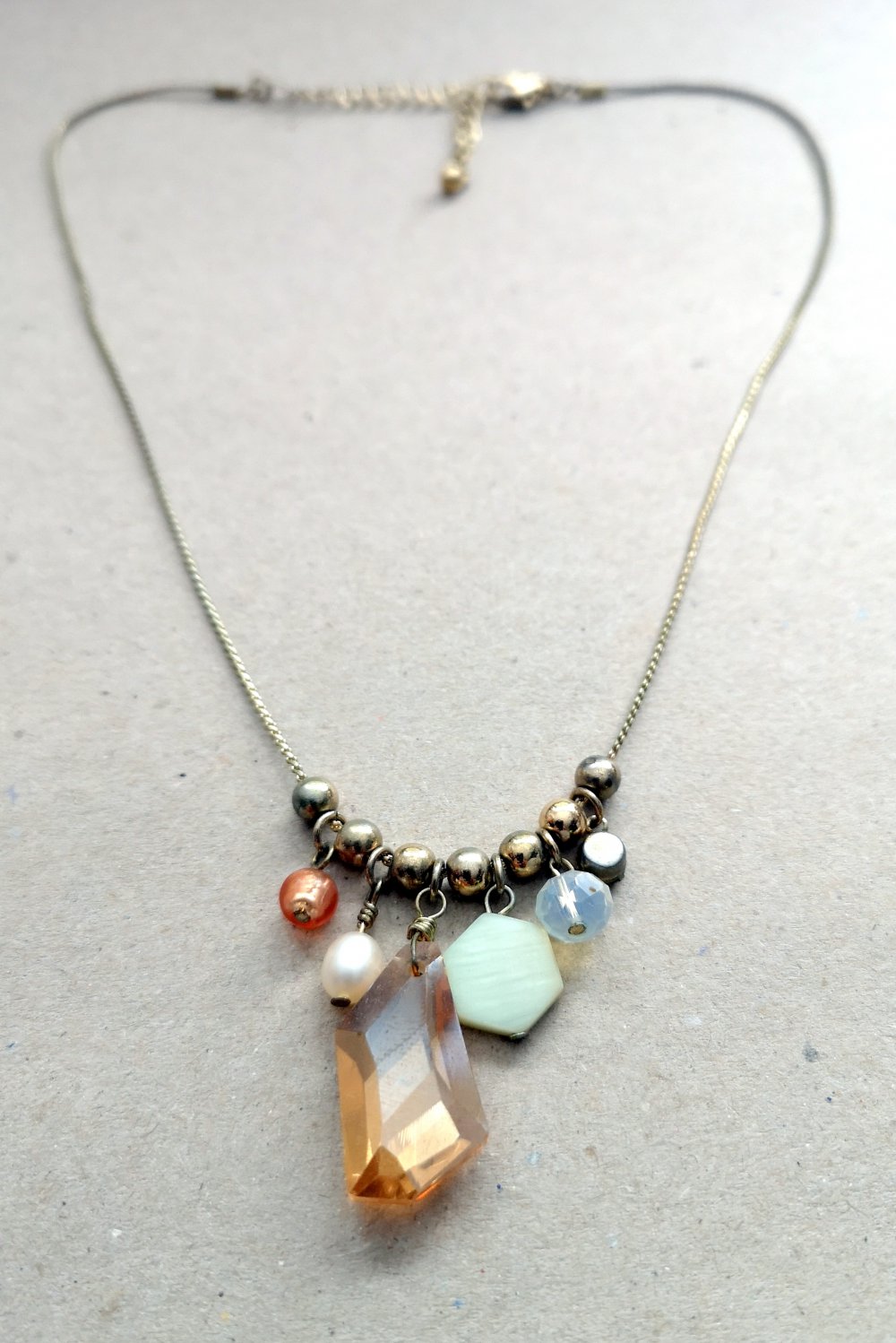 Kette, kurz mit Anhängern